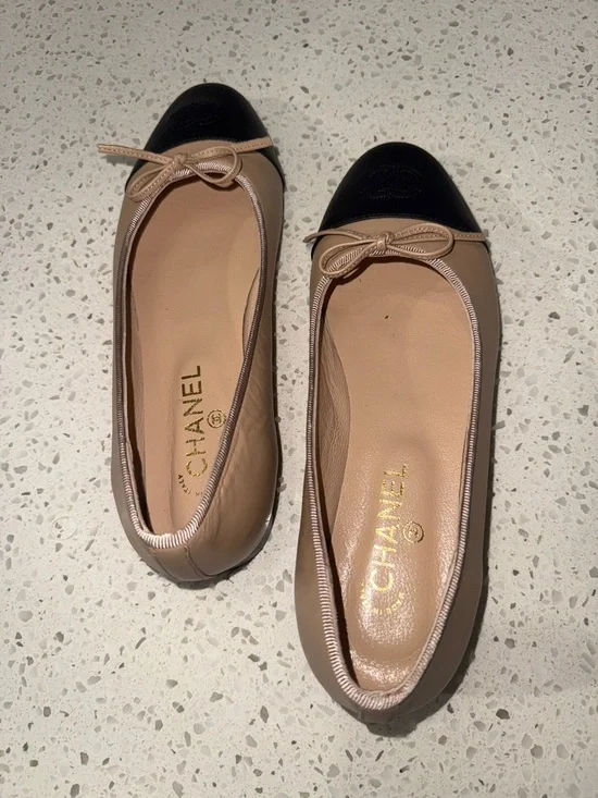 CHANEL Beige Leather Ballet Flats with Black Cap-Toe and Bow - Picture 5 of 7